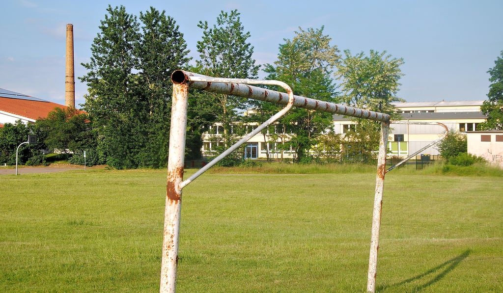 Auf dem hinteren Ende des Bolzplatzes, gleich im Anschluss an den Sekundarschul-Pausenhof (im Hintergrund), soll der Hortneubau entstehen. Darauf hat sich der Verbandsgemeinderat jetzt geeinigt.