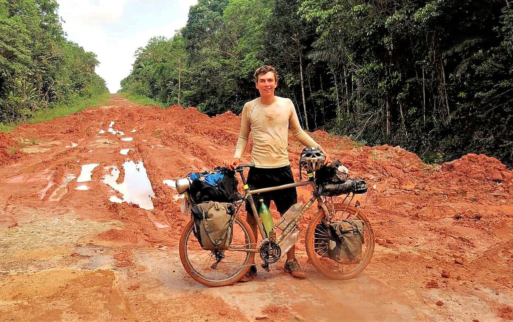 Im Alter von 19 Jahren machte sich Jakob Nößler als ?Fahrradindianer? allein auf den Weg nach Indien. Ausgebaute Radwege waren auf dieser Reise eher die Seltenheit.