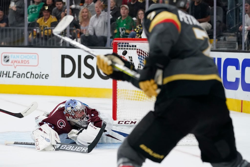 Vegas Golden Knights Verteidiger Alex Pietrangelo (r) erzielt ein Tor gegen Colorado Avalanche Torwart Philipp Grubauer.