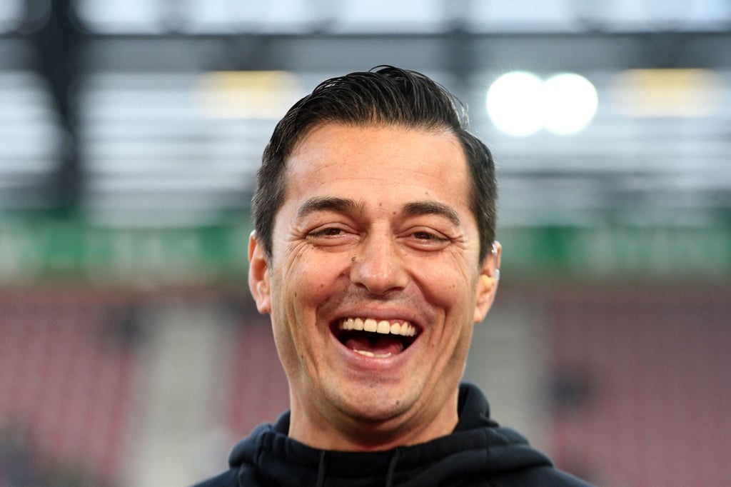 Trainer Ante Covic lacht während eines Interviews.