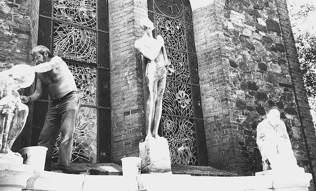 Das gesuchte Motiv ist das Kriegerdenkmal an der Kirche in Steutz. Das Schwarz-Weiß-Foto stammt aus dem Jahr 1995.