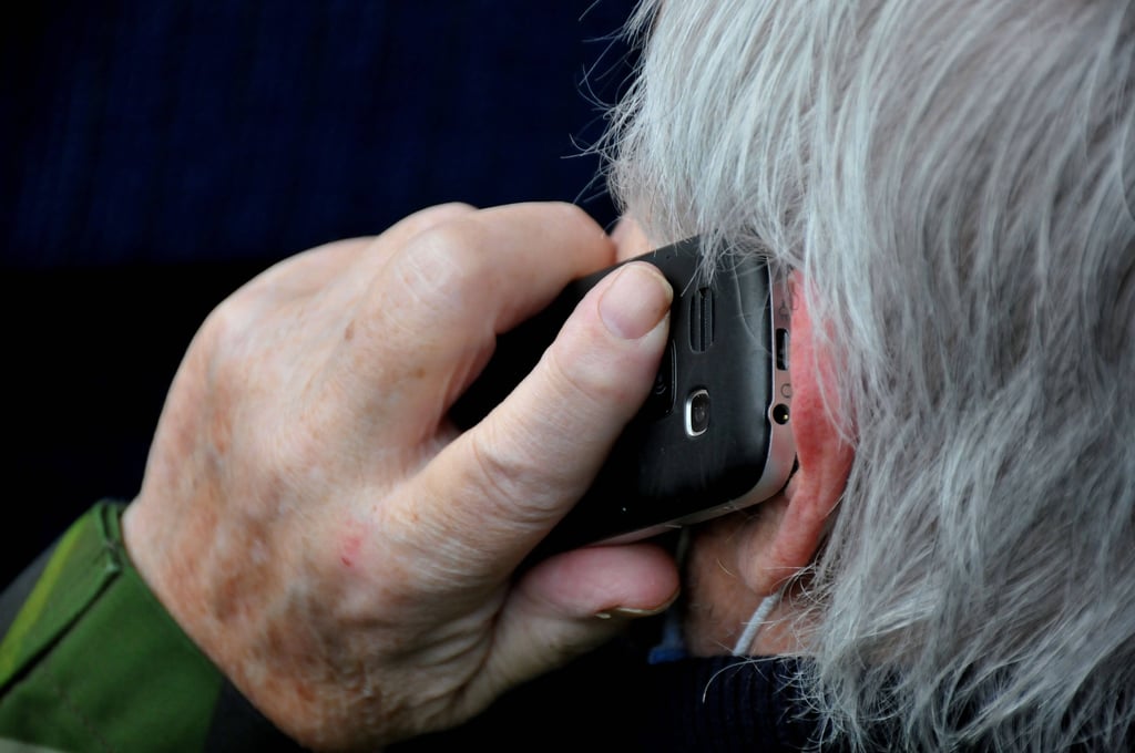 Eine Seniorin am Telefon (Symbolbild)