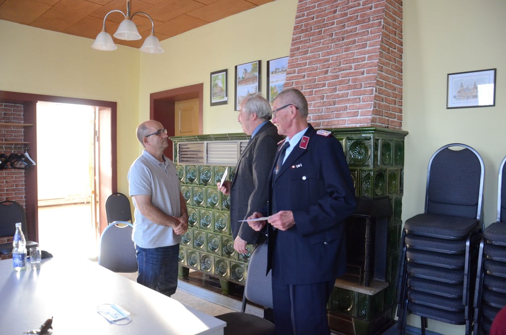 Packebuschs Ortsbürgermeister Otto Wienecke (Mtte) bedankt sich bei Helmut Bach (links) und Wolfgang Gühne für die 20-jährige Führung der F Feuerwehr Hagenau.