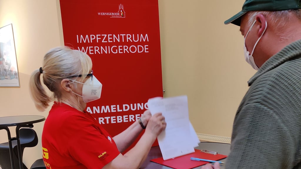 Persönliche Beratung ? hier durch Regina Pollak ? wird im Wernigeröder Impfzentrum groß geschrieben.