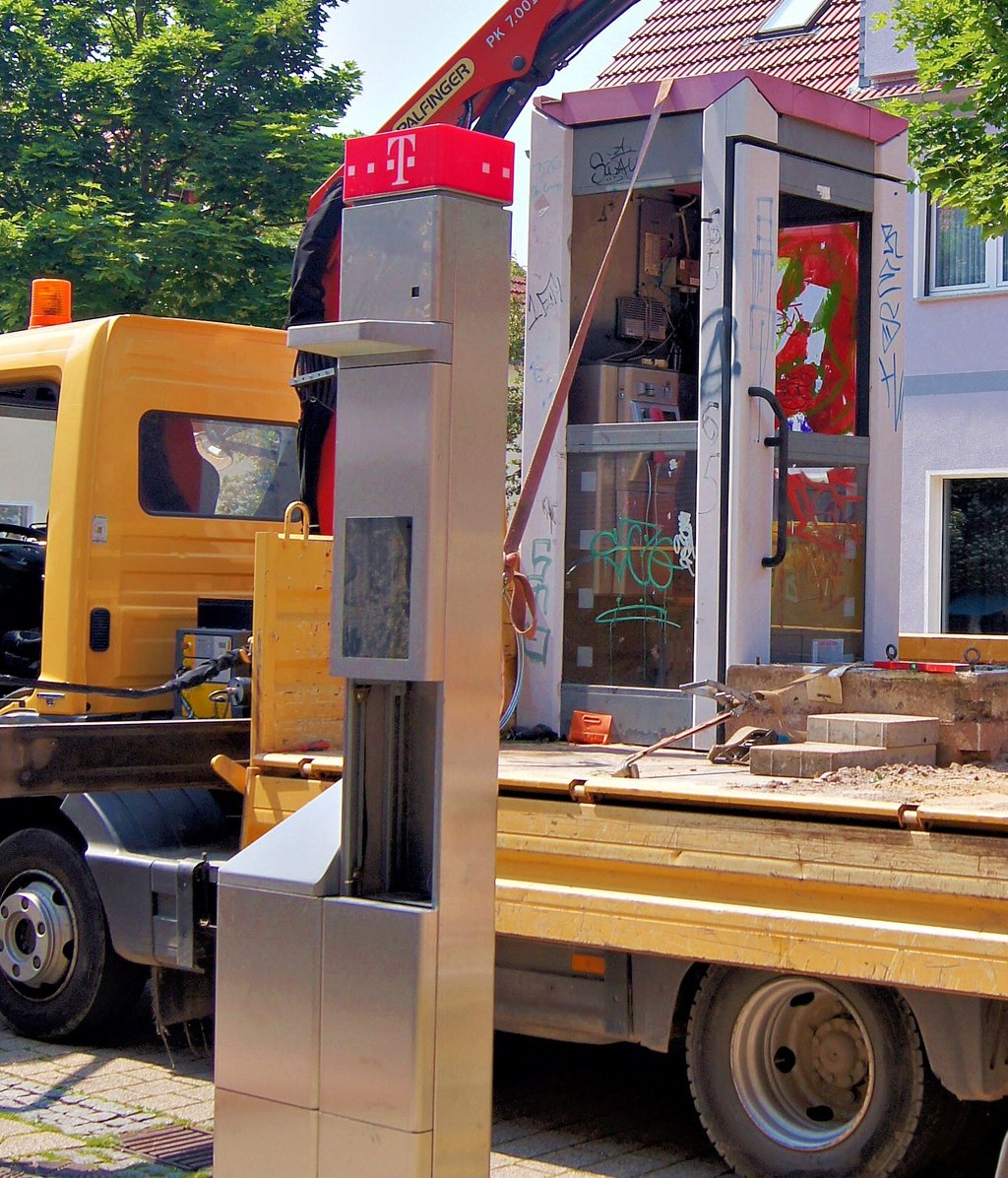 Die letzte Telefonzelle in Wolmirstedt wird entfernt.