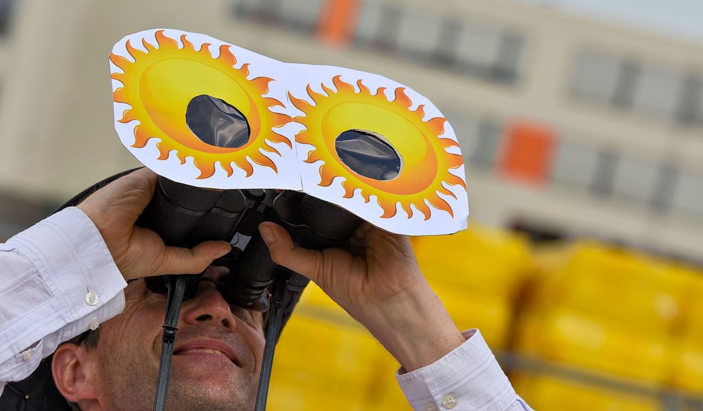 Holger Verch, Pädagoge am Planetarium am Holzplatz, hat für den gefahrlosen Blick zur Sonne ein Fernglas mit Spezialfolie ausgestattet.