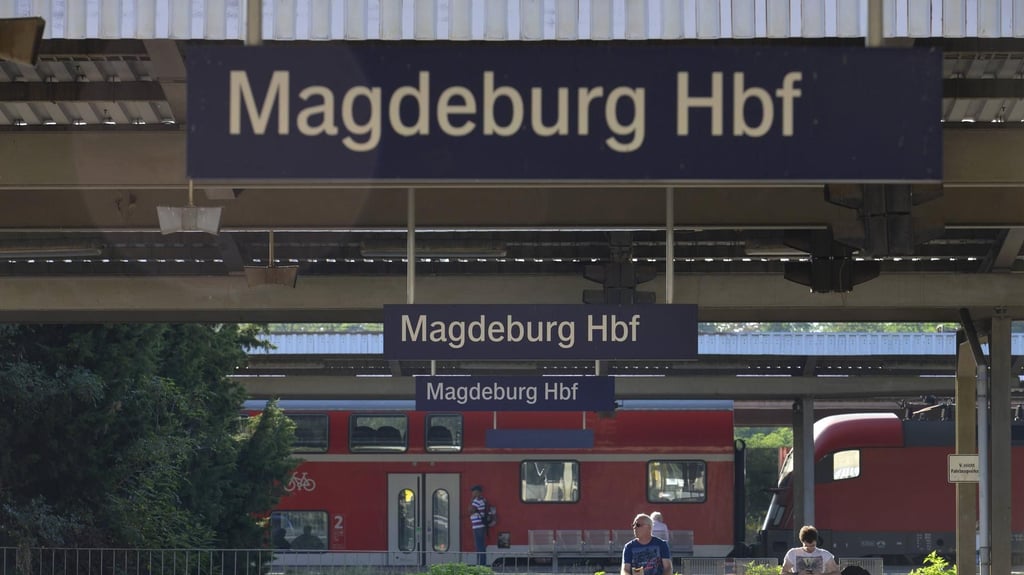 Ein 27-Jähriger weigerte sich im Magdeburger Hauptbahnhof einen erforderlichen Mund-Nase-Schutz zu tragen und spazierte durch die Gleisanlage,