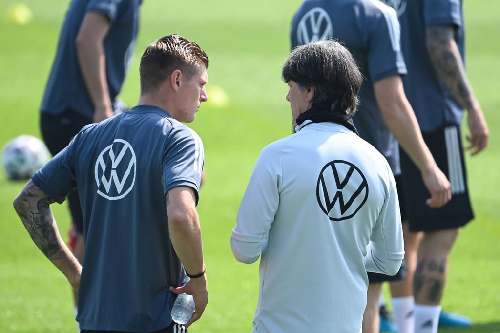 Joachim Löw (r) schätzt die Meinung von Toni Kroos.