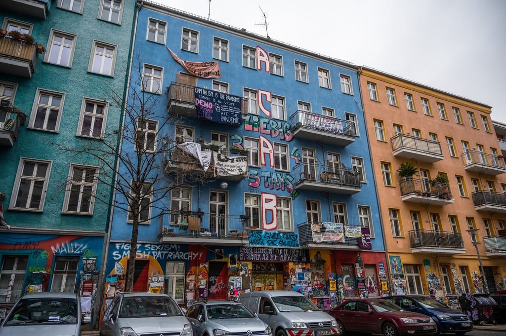 Das Haus in der Rigaer Str. 94 ist von linksradikalen Bewohnern besetzt und verbarrikadiert.