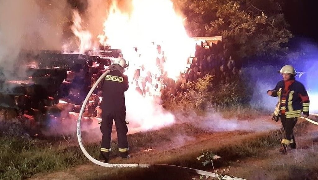 Genthiner Feuerwehrleute Ende August 2020 beim Löschen eines brennenden Holzpolters.