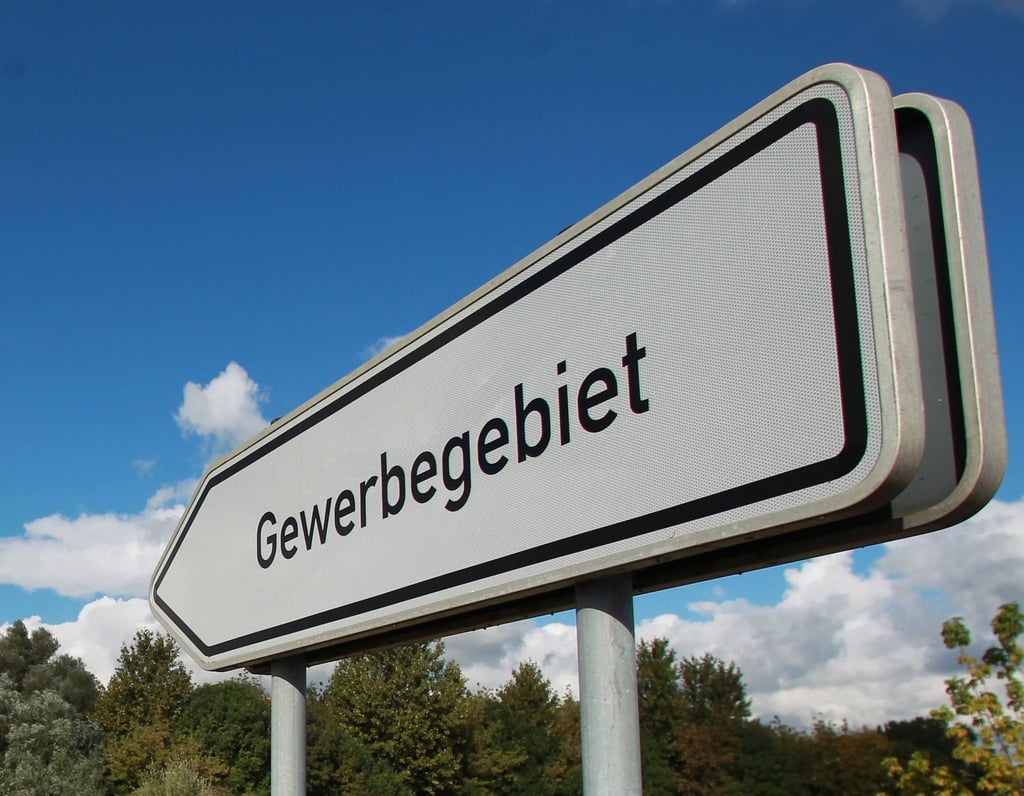 Ein Hinweisschild mit der Aufschrift „Gewerbegebiet“.