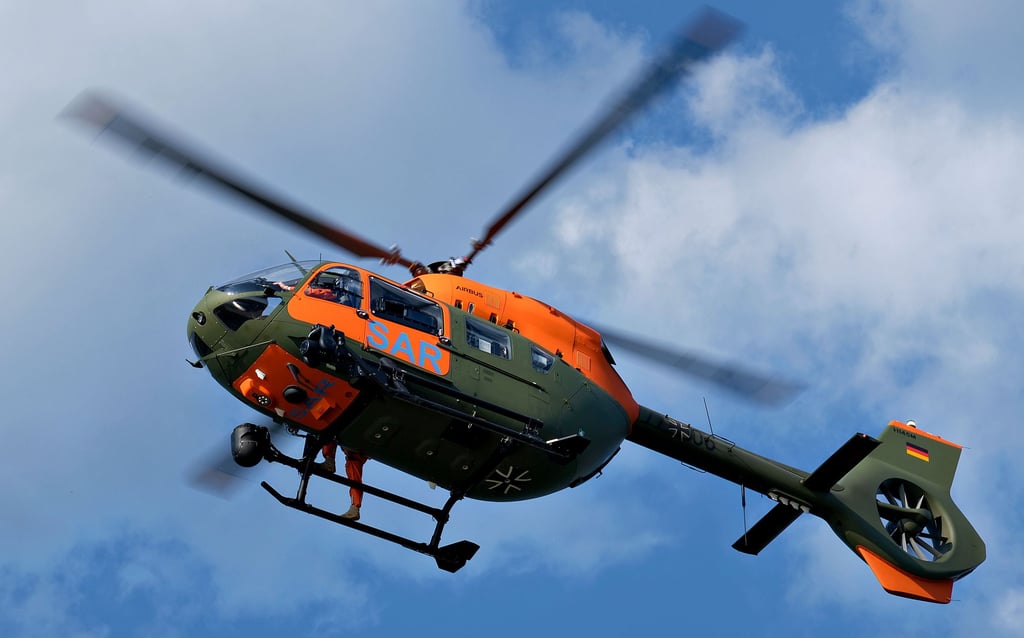 Für Unterstützung aus der Luft hat ein Hubschrauber der Bundeswehr aus Holzdorf gesorgt.