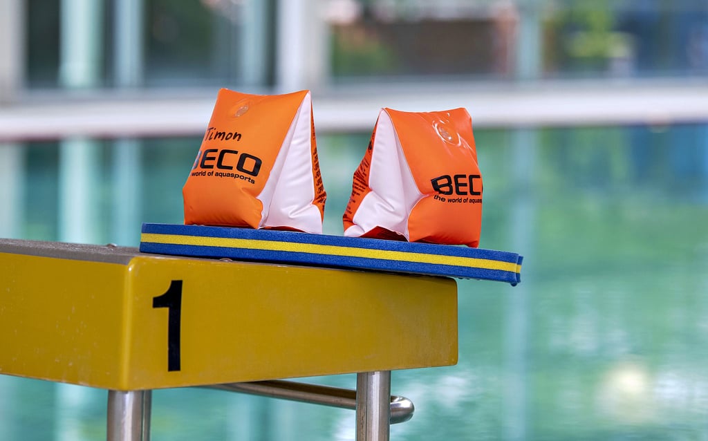 Damit die Schwimmhilfen nicht zum Dauerbrenner werden, müssen Kinder das Schwimmen lernen.