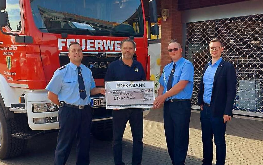 Die Feuerwehr erhielt von Guido Niebisch (2.v.l.) 3.215 Euro.