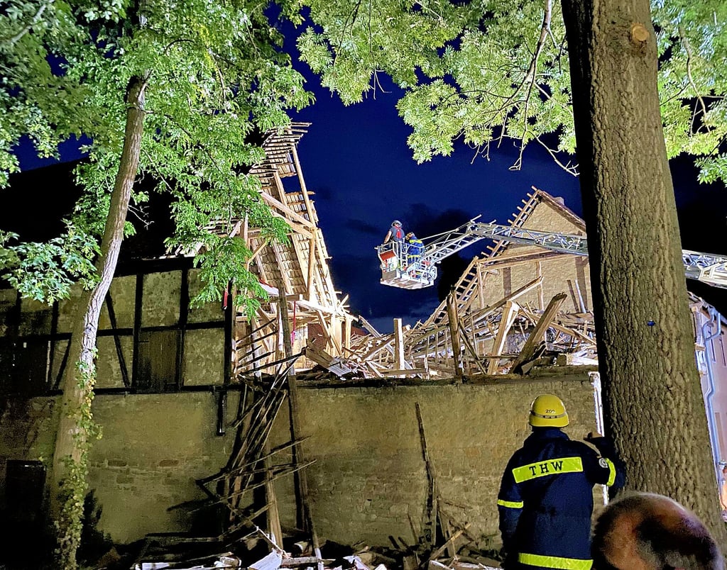In Wegeleben (Landkreis Harz) ist am Mittwochabend der Teil eines Scheunendachs eingestürzt. Die Feuerwehr der Bodestadt bat die Fachgruppe Abstützen des THW Quedlinburg um Hilfe.