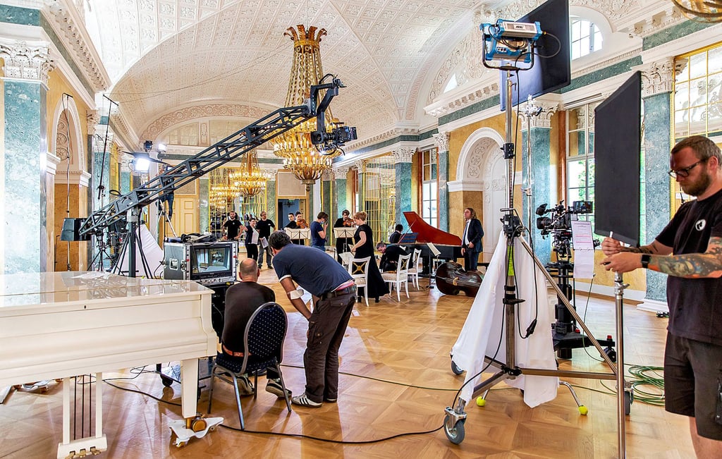 Während der Dreharbeiten im Spiegelsaal des Köthener Schlosses