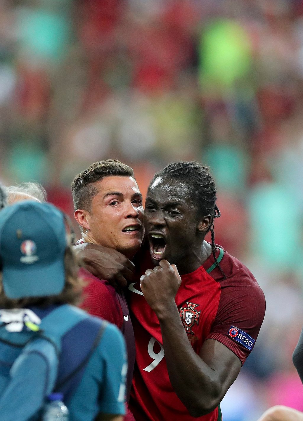 Gemeinsam mit Cristiano Ronaldo (l) feiert Eder den Sieg Portugals 2016 im EM-Finale.