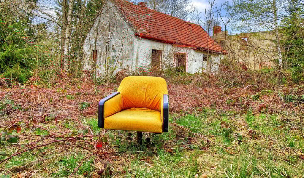 Der Schick der späten DDR-Jahre: Seit Jahren im Außenbereich abgestellt, widersteht dieser Sessel auf der Harzer Viktorshöhe beharrlich den Elementen.