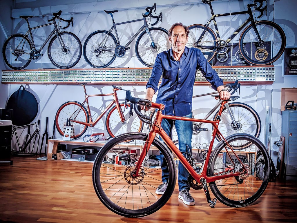 Matthias Jeschke mit einem federleichten Velocipedo-Rad aus Karbon: Gerademal 6,8 Kilogramm bringt das komplette Fahrrad auf die Waage.