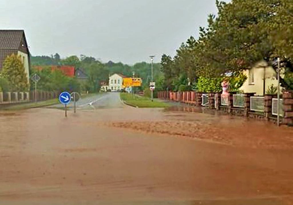 So stand die Nordhäuser Straße am Mittwochabend unter Wasser. Das Bild wurde in Höhe des Supermarkts aufgenommen.