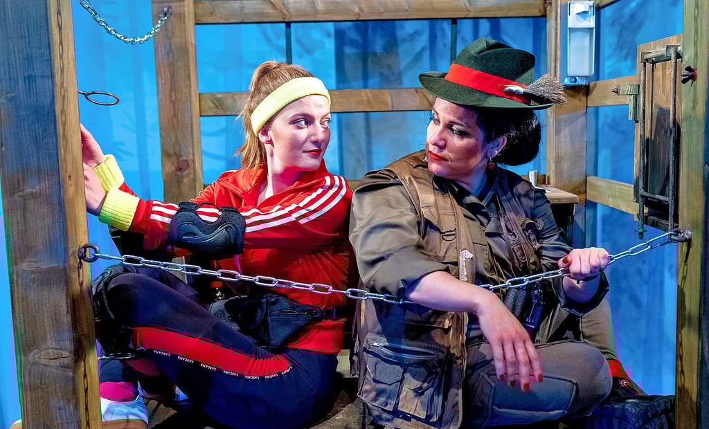 Anne Wolf und Julia Siebschuh in ?Waldweiberwildwechsel? des Nordharzer Städtebundtheaters.