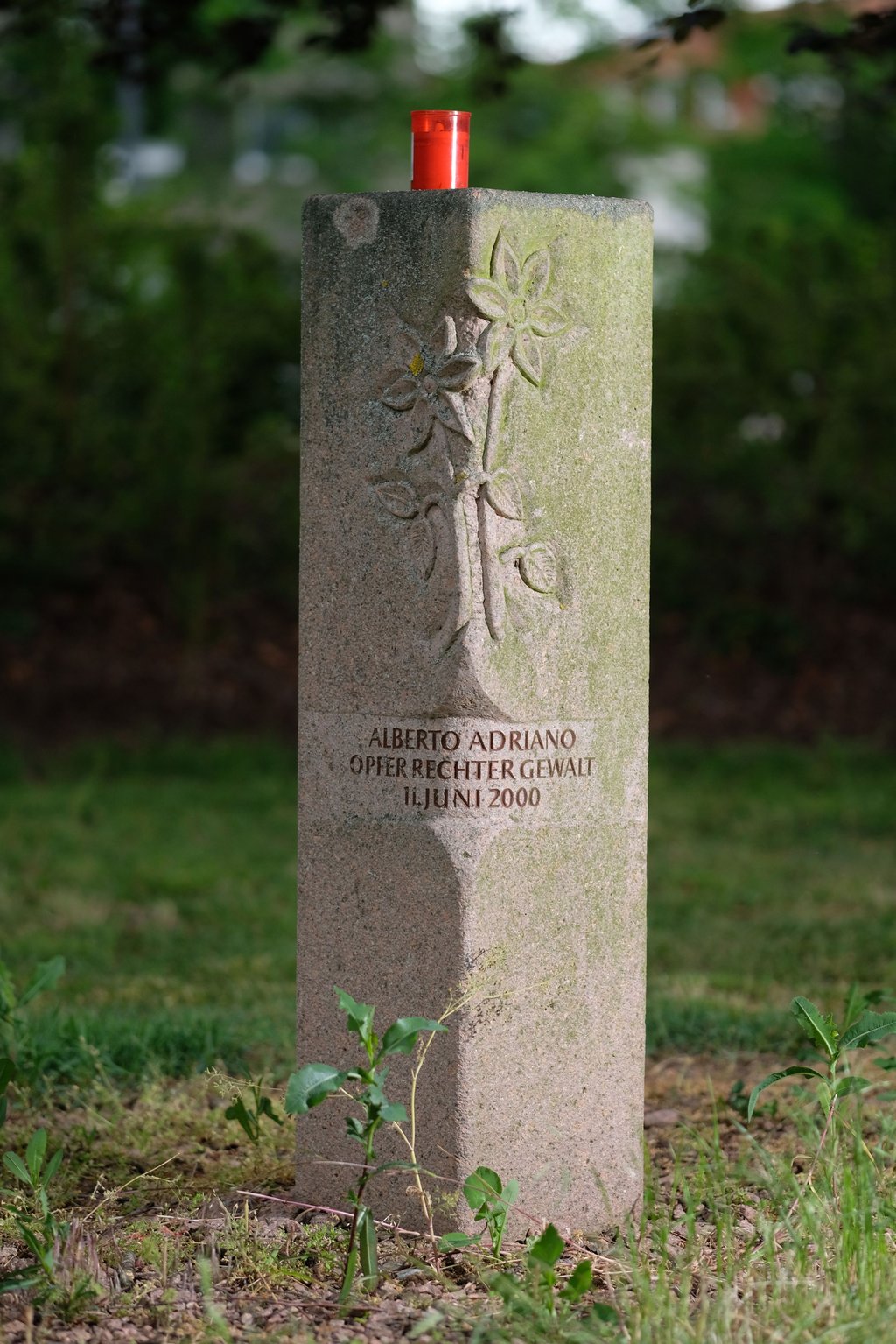 Die Gedenkstele für den ermordeten Mosambikaner Alberto Adriano im Stadtpark in Dessau.