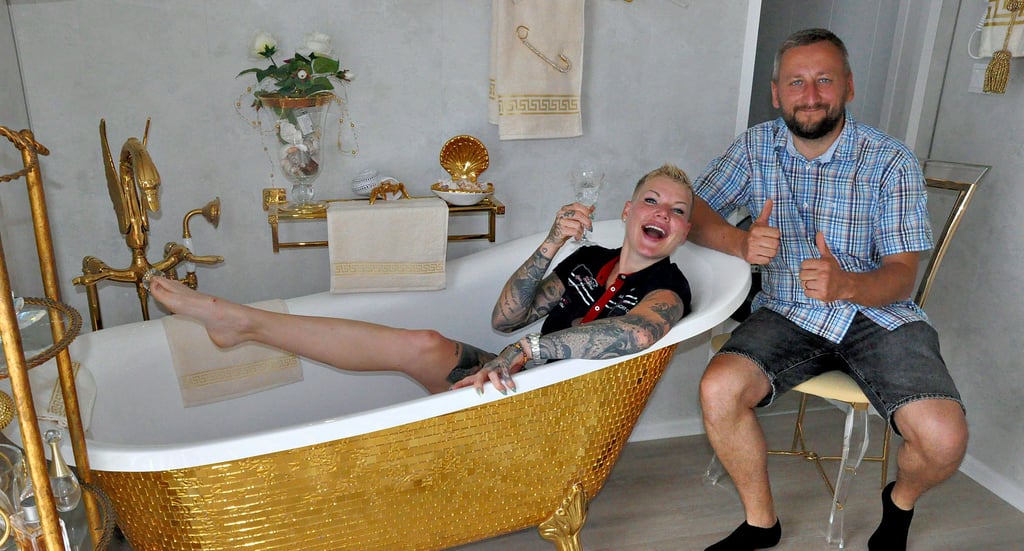 Melanie Müller hat zu ihrem 33. Geburtstag, den sie am Wolmirsleber See verbringt, eine goldene Badewanne bekommen. Glückwünsche gab es auch von Sven Rosomkiewicz.