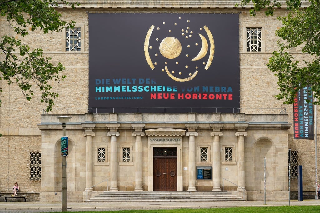 Ein Plakat mit der Aufschrift „Die Welt der Himmelsscheibe von Nebra - Neue Horizonte“.