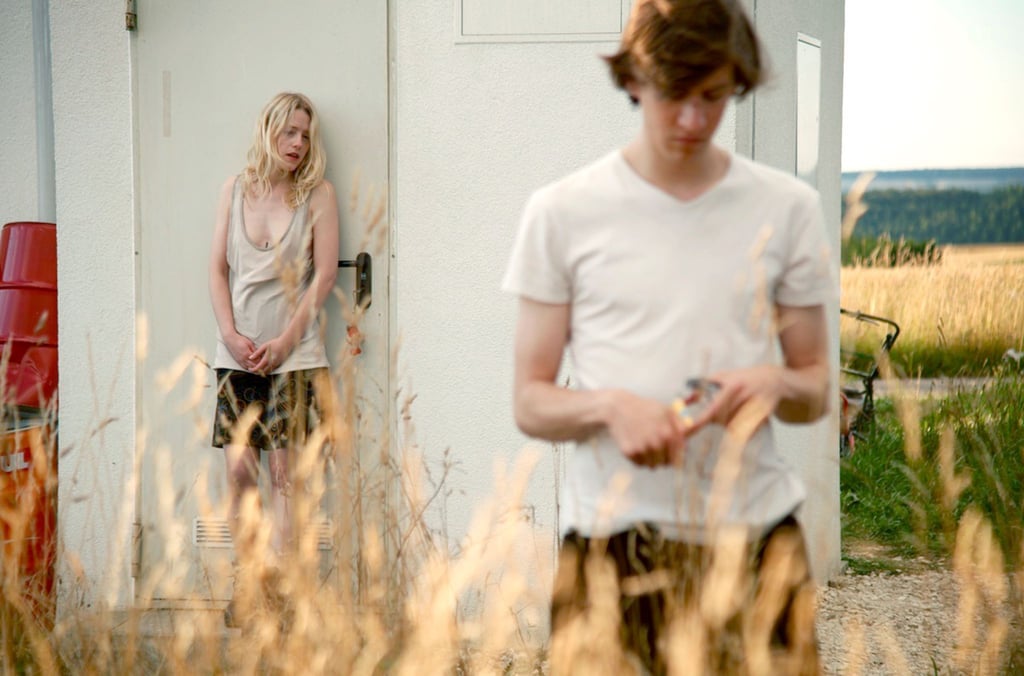 Die Zwillinge Elena (Julia Zange) und Robert (Josef Mattes) gehen eine bizarre Wette ein.