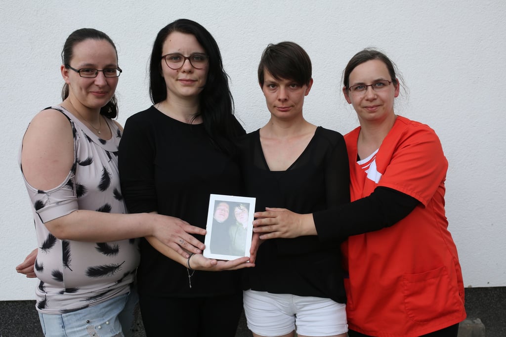 Susann Hidalgo (von links), Jessica Damaschke, Mandy Pitsch und Anika Weiß organisieren die Beerdigung von Roger Boehlecke.