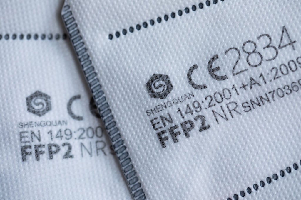 FFP2-Masken mit CE-Zertifizierung liegen auf einem Tisch.