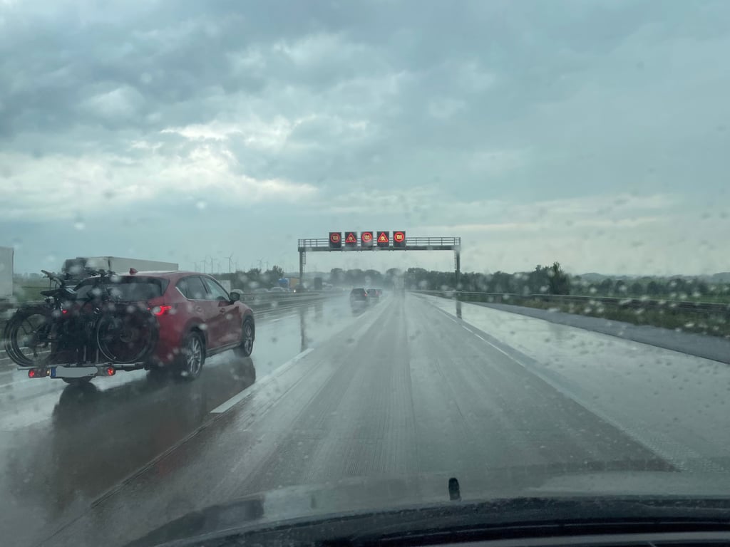 Starker Regen behindert den Verkehr auf der Autobahn 2.