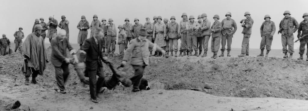 Von amerikanischen Soldaten bewacht, mussten deutsche Zivilisten die Leichen zu den Gräbern tragen.