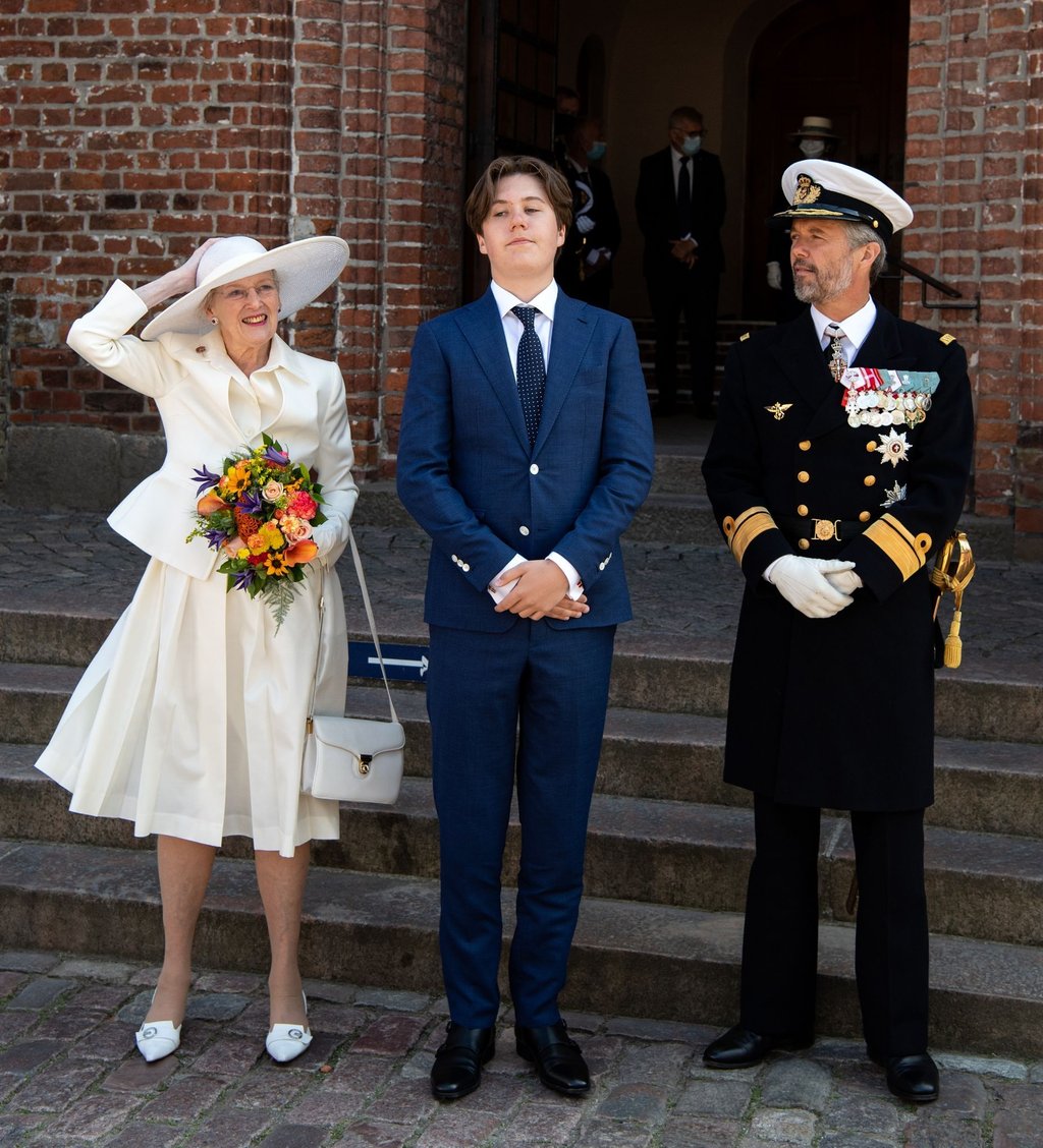 Königin Margrethe II., Prinz Christian und Kronprinz Frederik (l-r) am Dom St. Marien zu Hadersleben (Haderslev).
