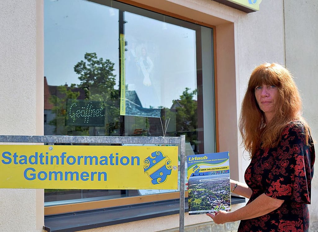 Silke Gyger von der Stadtinformation Gommern hat die neue Broschüre "Urlaub in der Einheitsgemeinde Gommern" erarbeitet.