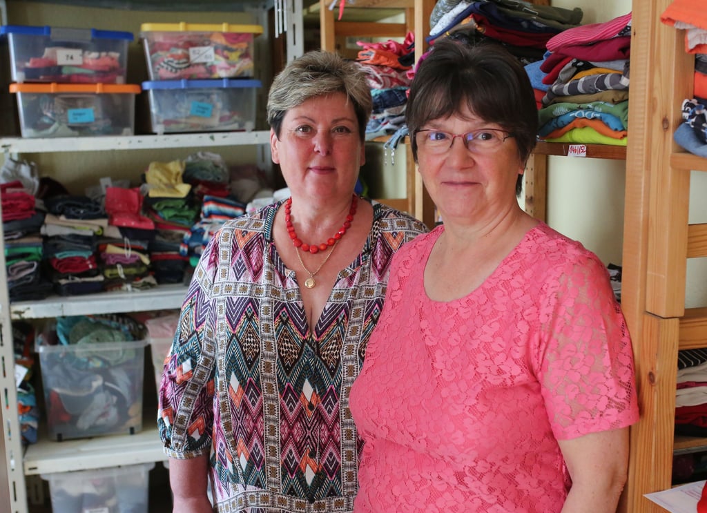Elena Garbuzora (links) und Hannelore Michler unterstützen vor allem die Arbeit der Kleiderkammer bei Kaleb.