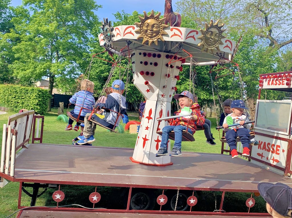 Höhepunkt für die Kinder aus den Kitas "Heideblümchen" und "Storchenwiese" war die Fahrt auf dem Karussell.