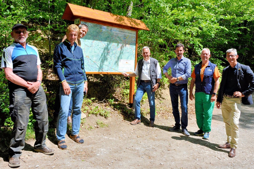 Sie hoffen, dass die neue Streckentafel an der Himmelpforte nicht nur Sportlern hilft, sondern auch Wanderern und Touristen: Helmut Pook vom Harzklub, Marketingchef Dietmar Ristau, Tischler Frank Reinecke, Streckenbeauftragter Ulrich Eichler, Wernigerodes Tourimus-Chef Andreas Meling sowie der ehemalige Harz-Gebirgslauf-Vereinschef Bernd Minnich und sein Nachfolger Frank Harbrecht.