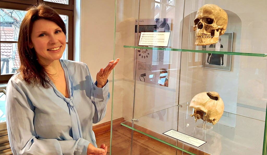 Zeitreise in die Steinzeit: Archäologin Alexandra Runschke hat die Sonderausstellung im Wernigeröder Harzmuseum vorbereitet. Die Fundstücke, die zu sehen sind, stammen aus der Harzer Region.