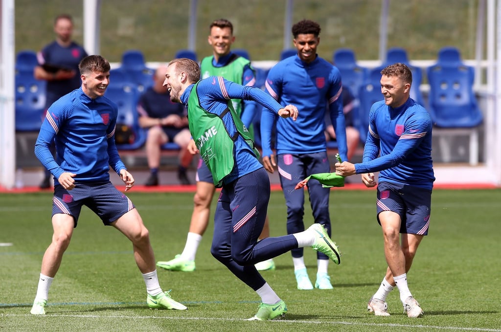 Bei der Fußball-EM starten die Engländer um Harry Kane (M.) ins Turnier.
