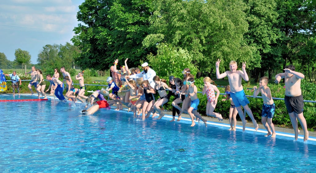So zahlreich wie nie, waren die Potzehner Freibadbesucher der Einladung des Fördervereins zum Anbaden gefolgt. Und so sommerlich warm es auch selten in den vergangenen Jahren. Bei 27 Grad Luft- und 22 Grad Wassertemperatur war die Abkühlung jedem willkommen.
