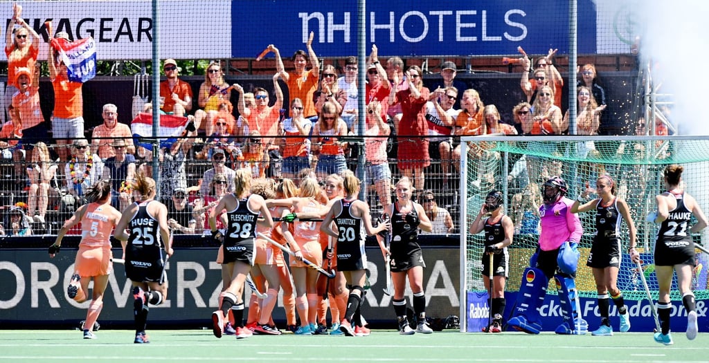 Die Fans auf der Tribüne feiern das Tor der Niederländerinnen zum 1:0 gegen Deutschland.