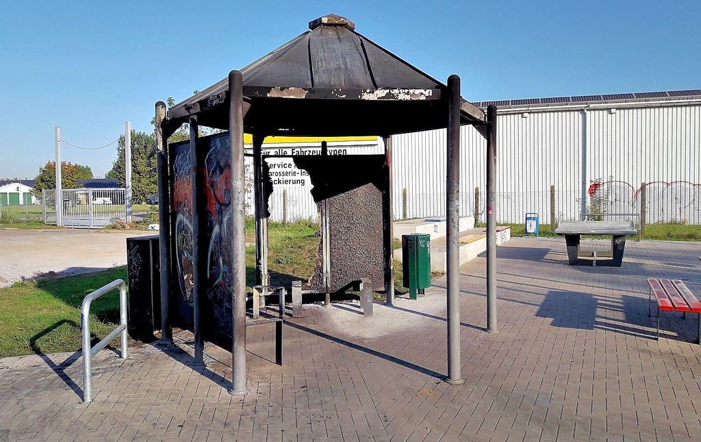 Die Spielplätze in Magdeburg werden immer wieder durch Vandalismus beschädigt. In den vergangenen zwei Jahren sind dadurch 42 500 Euro Schaden entstanden. Hier ein Bild vom abgebrannten Pavillion auf einem Spielplatz im Kannenstieg.