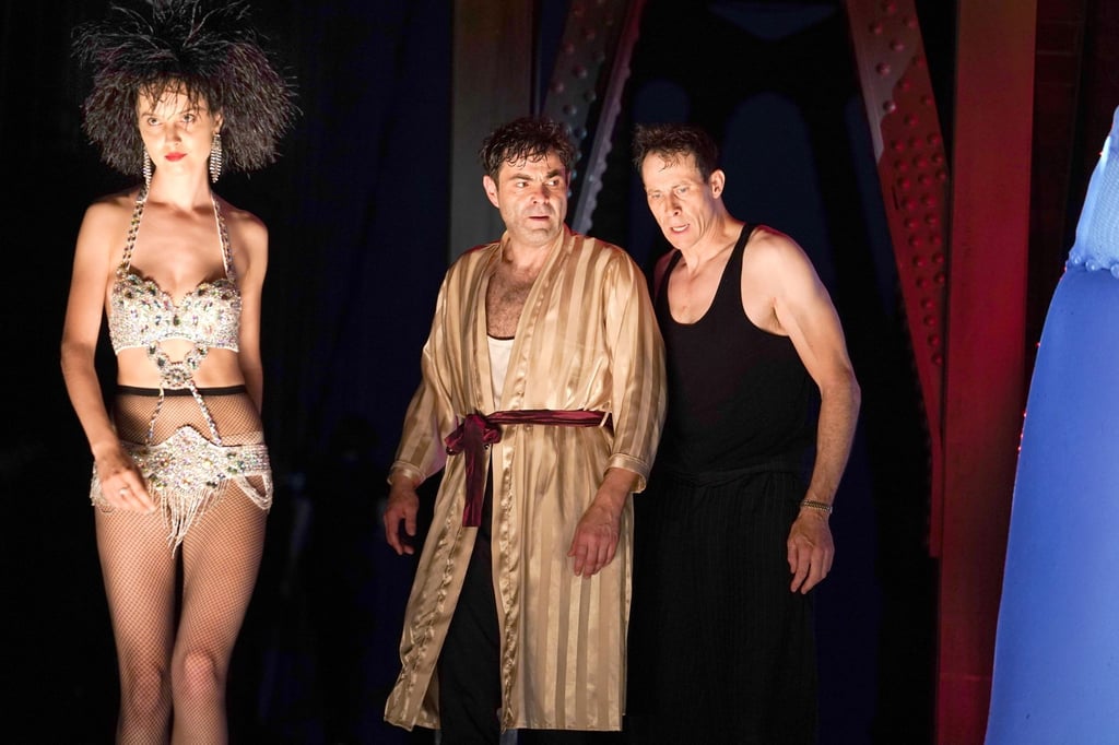 Clara De Pin (l-r), Andreas Döhler und Marc Hosemann in Castorfs neuer Inszenierung „Fabian oder Der Gang vor die Hunde“ am Berliner Ensemble.