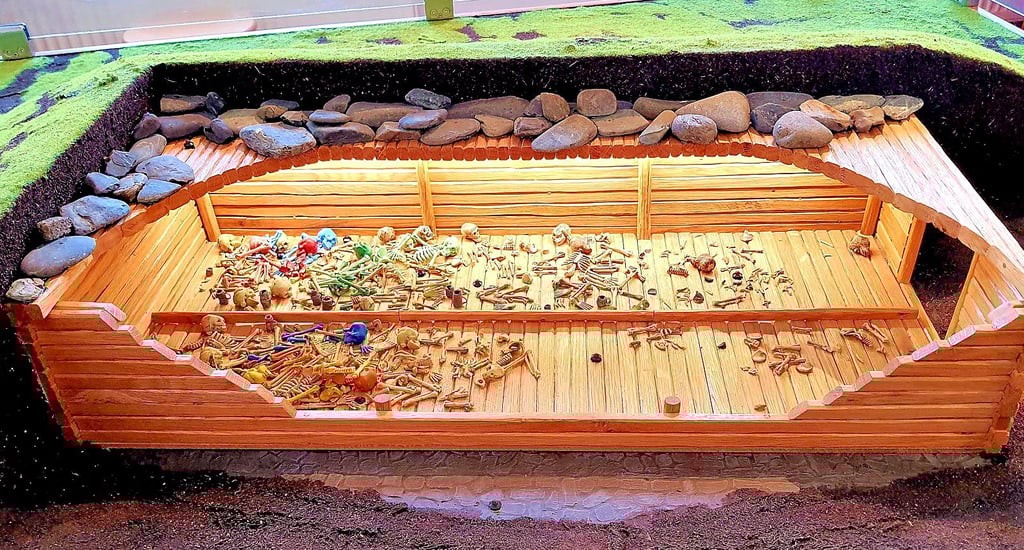 Das Modell zeigt sehr anschaulich, wie die Totenhütte von Benzingerode vor 5000 Jahren ausgesehen haben muss.