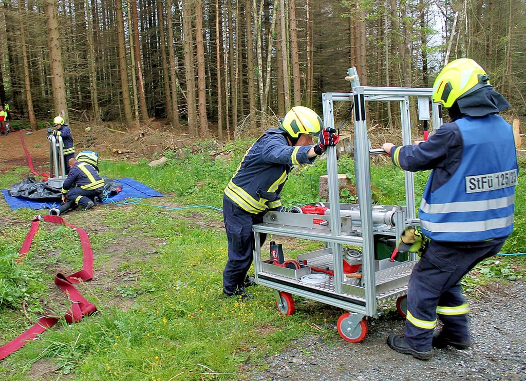 An einem kleinen Feuerlöschteich im Bereich des Scharfensteins wurde das Wasser abgepumpt und zudem in einem Bassin zwischengelagert.