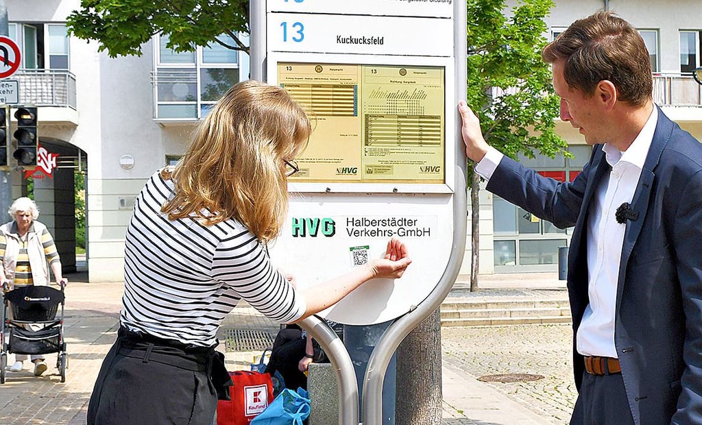 Ein kleiner, fast unscheinbarer Aufkleber mit dem typischen Schwarz-weiß-Muster eines QR-Codes soll Menschen mit Handicap künftig das Lesen der HVG-Fahrpläne erleichtern.
