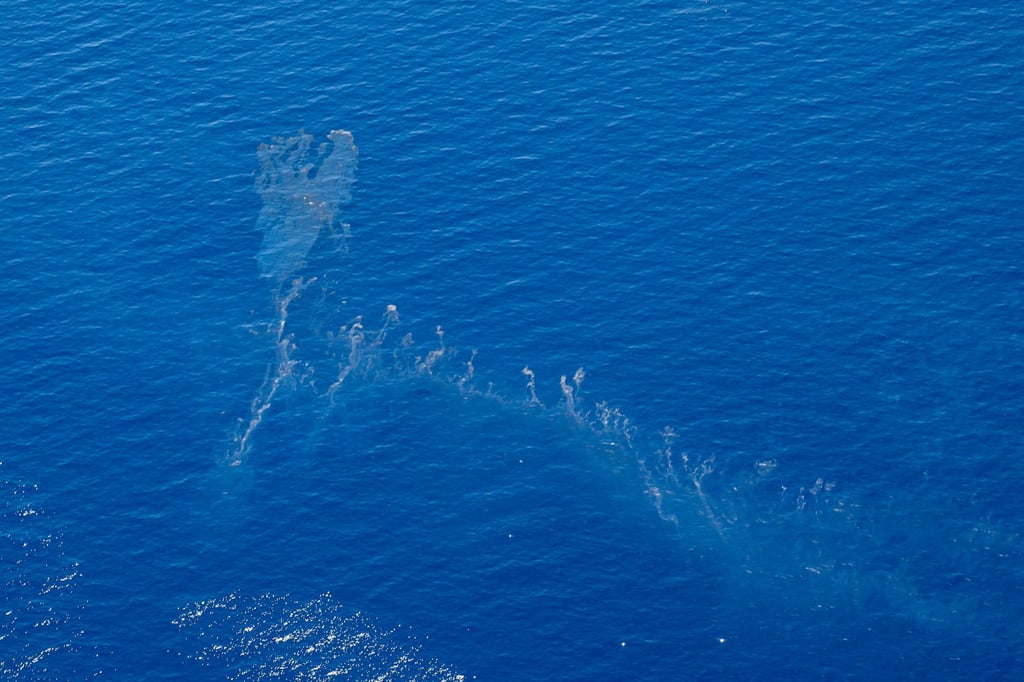 Ein Blick auf einen Ölteppich im Mittelmeer, der sich dem östlichen Korsika nähert und anscheinend von einem Schiff ausgetreten ist.