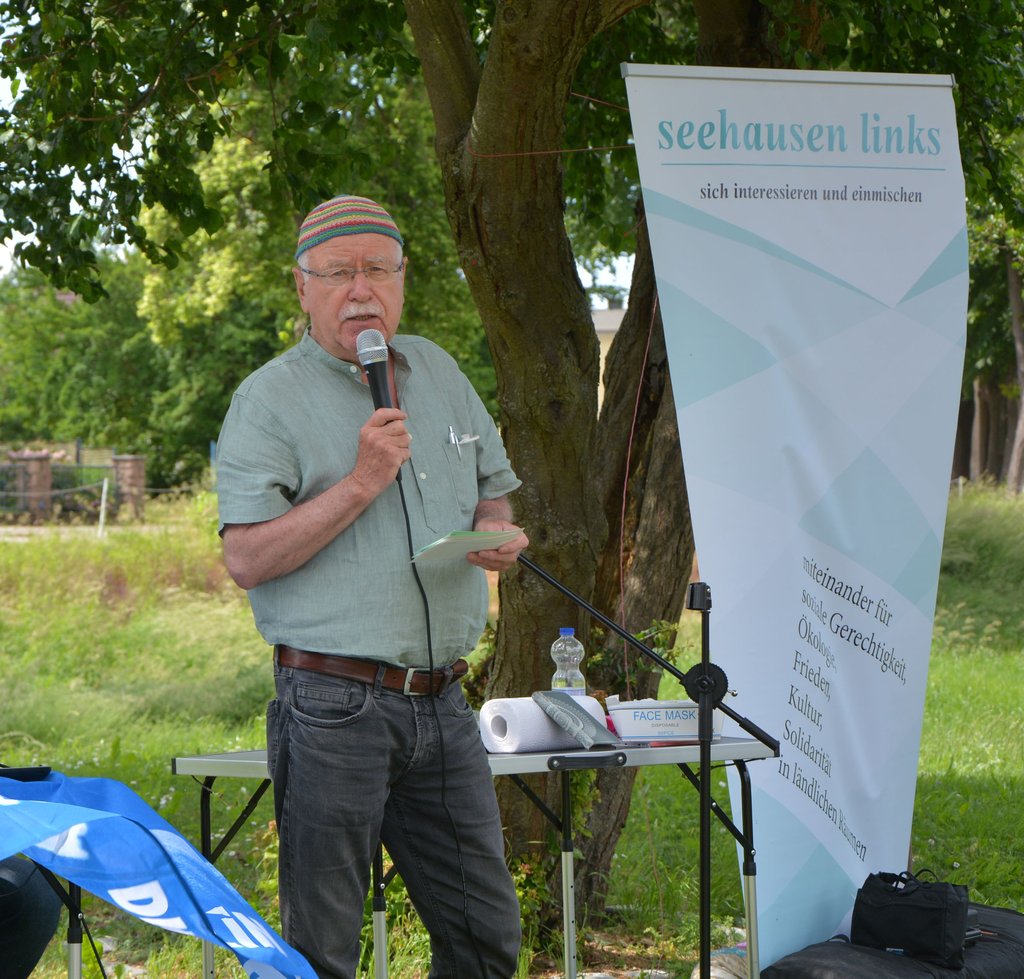 Die Initiative "Seehausen links" diskutiert am Umfluter Seehausen über die Herausforderungen des Klimawandels, hier Sprecher Bernd Kloss.