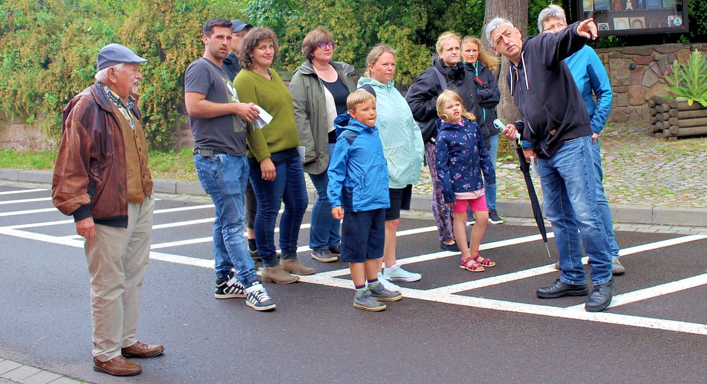 Ortschronist Jürgen Puschke (rechts) und Ortsbürgermeisterin Hilke Neuschrank (dahinter) untermalten die Holunderentdeckungstour in Hohenwarsleben mit mancher Geschichte aus der Ortshistorie.